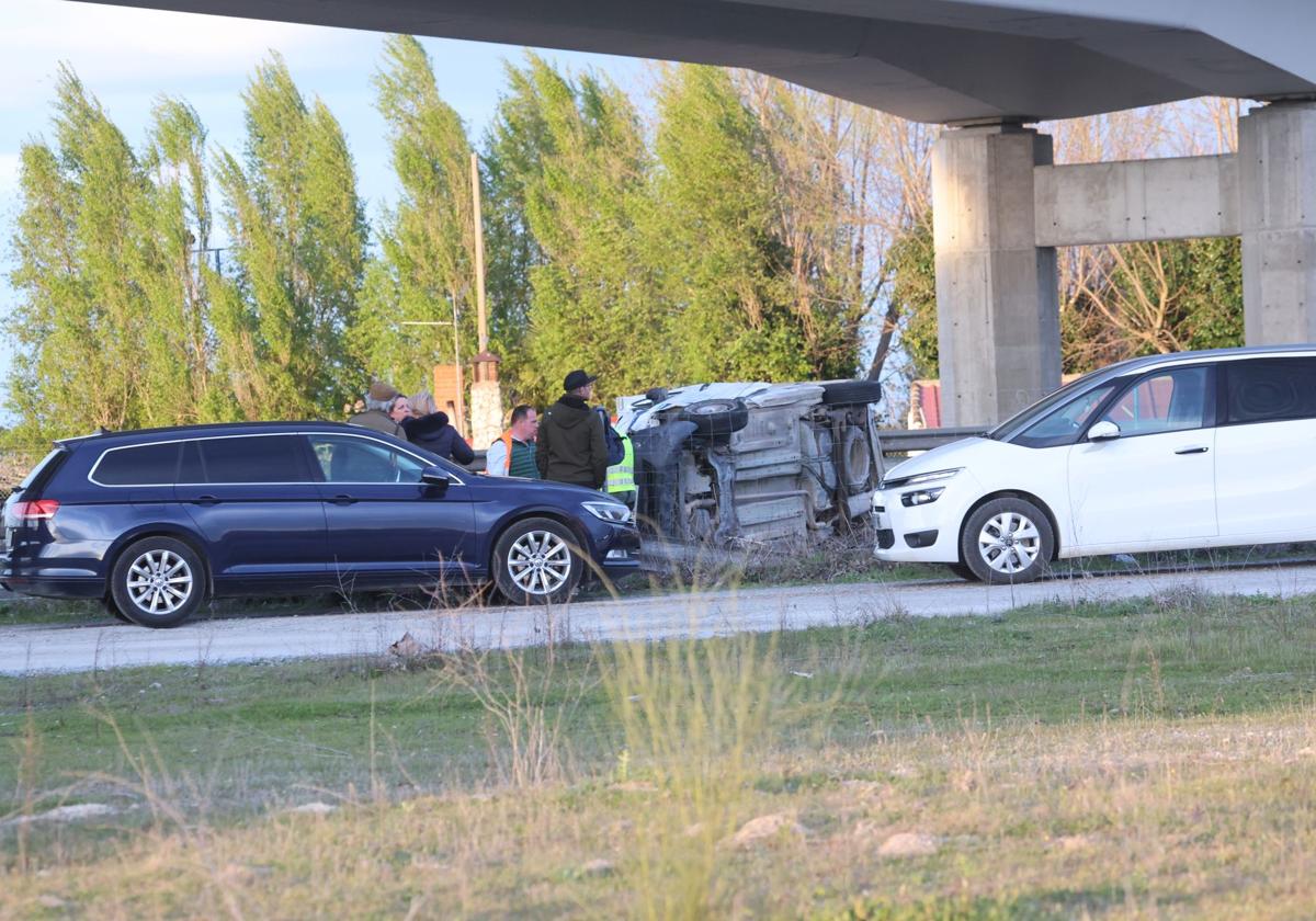 Las imágenes de accidente entre un camión, una furgoneta y un turismo en la A-6 a la altura de Medina del Campo