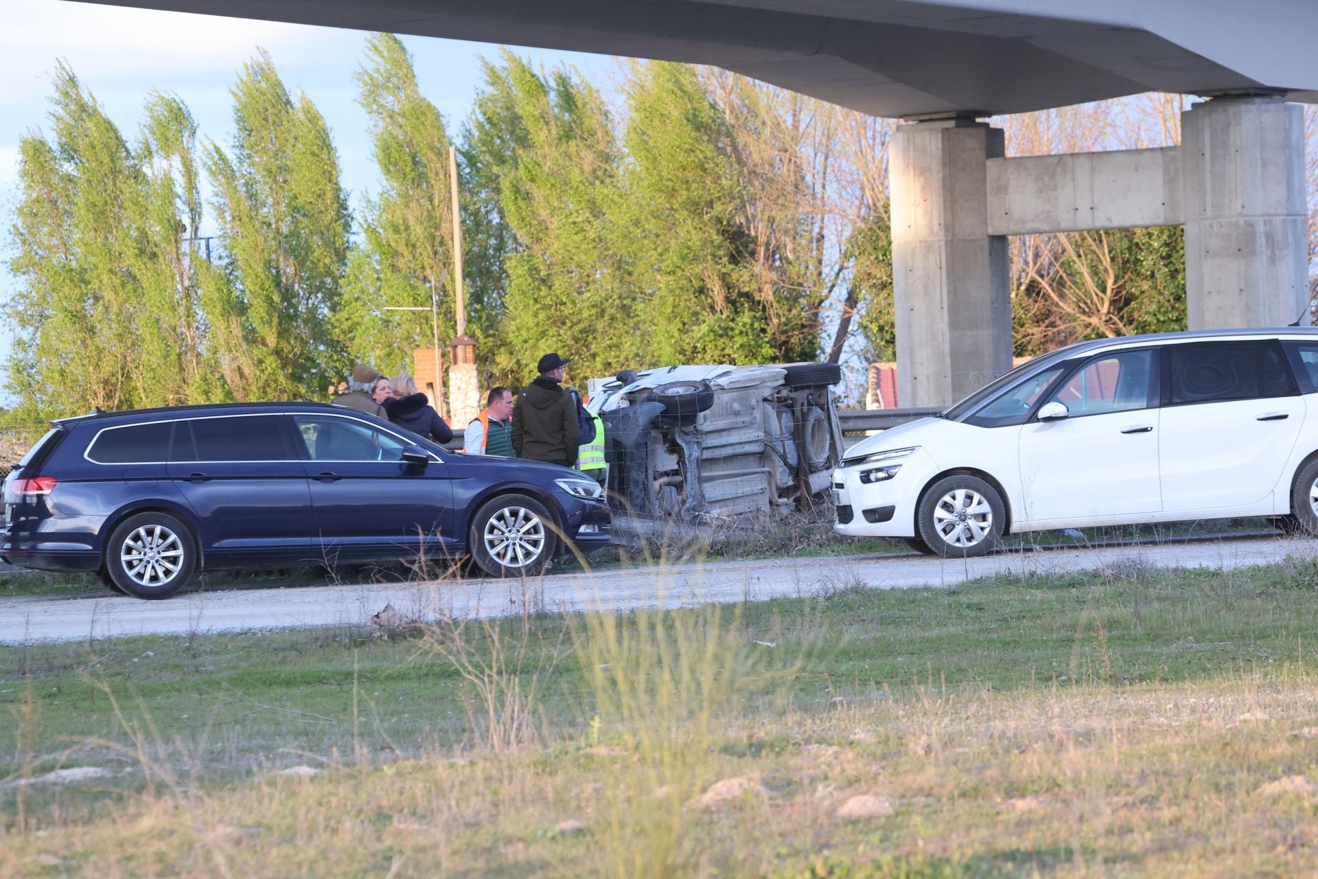 Las imágenes de accidente entre un camión, una furgoneta y un turismo en la A-6 a la altura de Medina del Campo