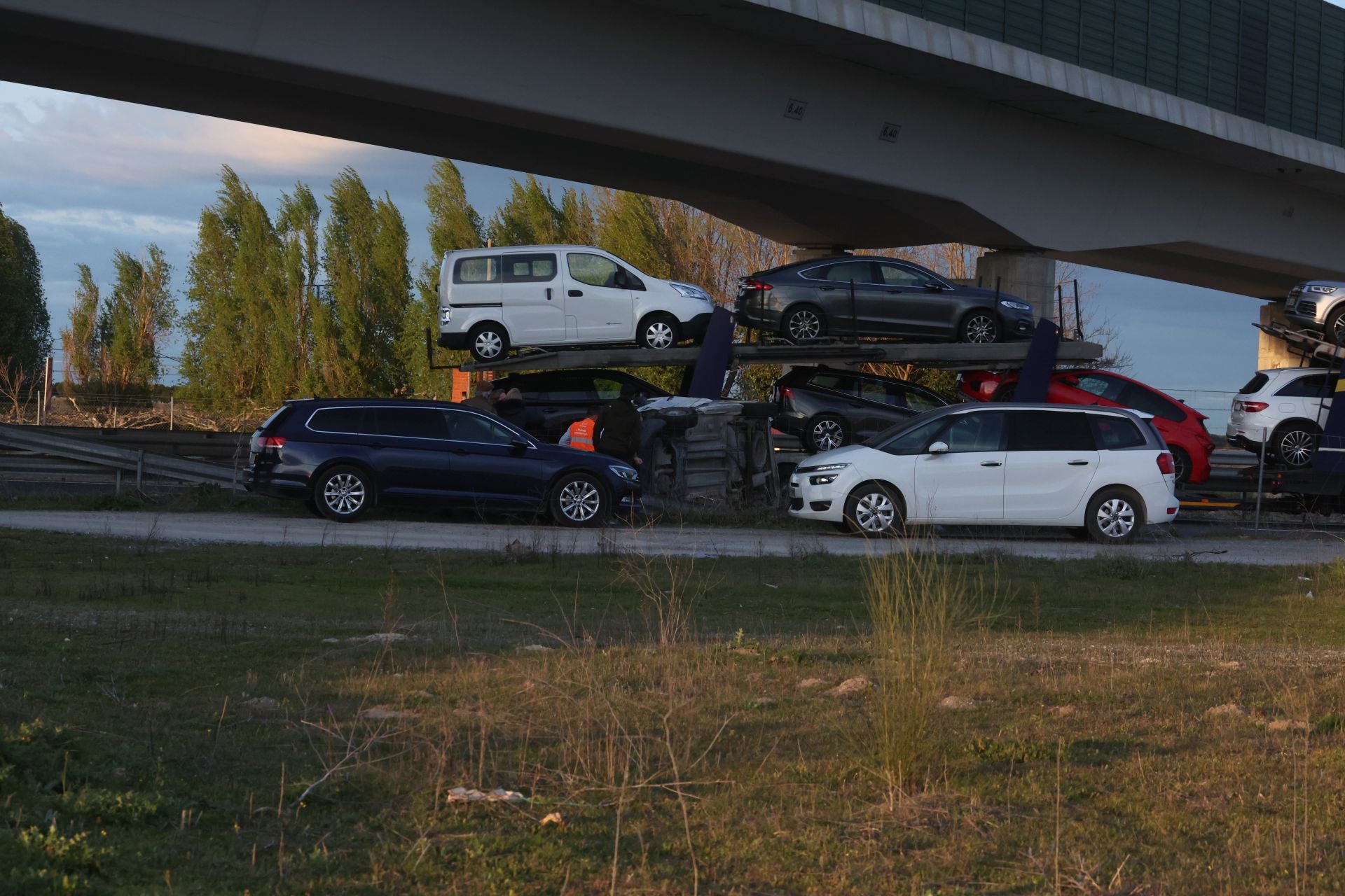 Las imágenes de accidente entre un camión, una furgoneta y un turismo en la A-6 a la altura de Medina del Campo