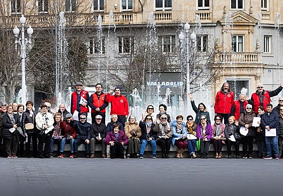 Los participantes en una de las rutas guiadas, antes de comenzar la visita, en la plaza de Zorrilla.