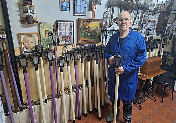 Restituto Alfageme con algunos de sus faroles, preparados para salir en las procesiones