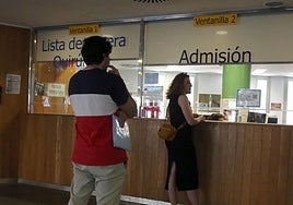 Usarios en la ventanilla de admisiones del Hospital General de Segovia.