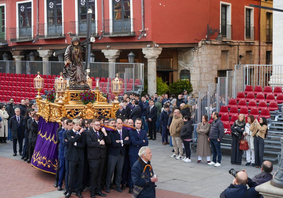 Imagen principal - El traslado del Nazareno a la Catedral preludia la Semana Santa en Valladolid