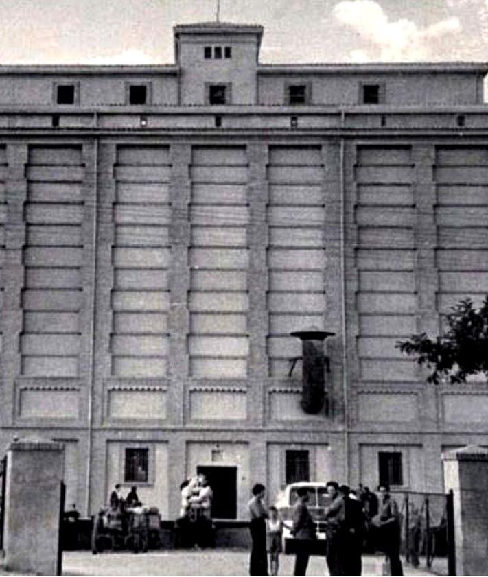 Imagen secundaria 2 - Imágenes del silo de cereal de la avenida de Gijón cuando aún estaba en uso en la segunda mitad del siglo XX.