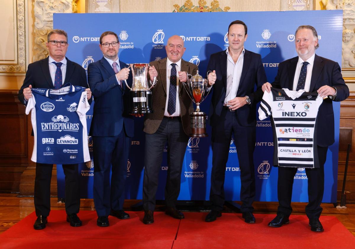 El alcalde Jesús Julio Carnero, en el centro, sujeta los trofeos junto a los protagonistas de la cita.