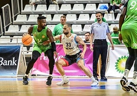 Mike Torres defiende a Minlend.