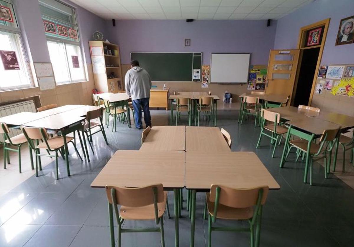Un profesor del colegio Lourdes prepara un aula, en Valladolid.