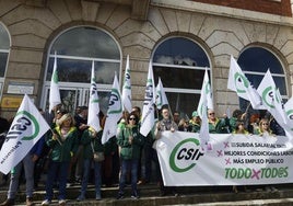 Participantes en la protesta de CSIF ante la Subdelegación del Gobierno en Palencia.