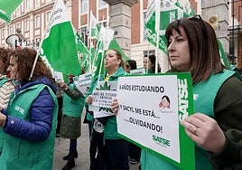 Concentración exigiendo plazas de enfermería especializada, este viernes, ante la puerta de la Consejería de Sanidad.
