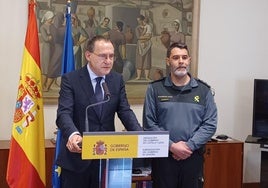 El subdelegado del Gobierno junto con el teniente coronel tras la reunión con los alcaldes.