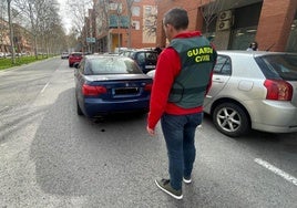 Imagen de un agente de la Guardia Civil durante una investigación por el robo de un coche en 2024.