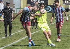 Ramsés Gil observa desde la banda una jugada del partido del pasad domingo.