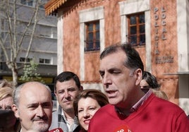 El concejal Alberto Cuadrado (izquierda) y el portavoz de seguridad de Vox, Samuel Sánchez (de rojo), ante la Comisaría de distrito de La Rondilla.