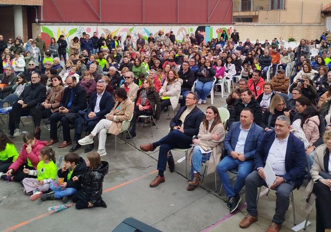 Parte del público asistente a la celebración, en el patio del colegio.