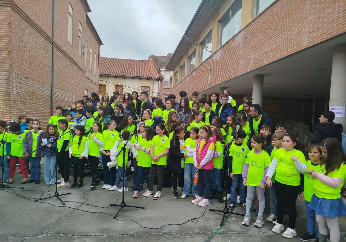 Alumnos de Primaria del colegio Pinoduero, durante la interpretación del himno del centenario.