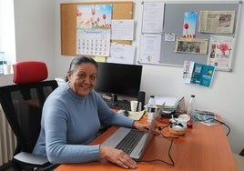 Inmaculada Gutiérrez en su mesa de trabajo en Fedispa.