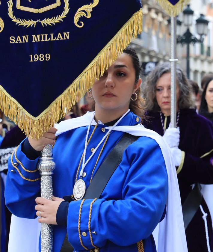 Imagen secundaria 2 - Heraldos a caballo y su acompañamiento durante el anuncio del pregón de la Semana Santa por las calles de la ciudad de Segovia.