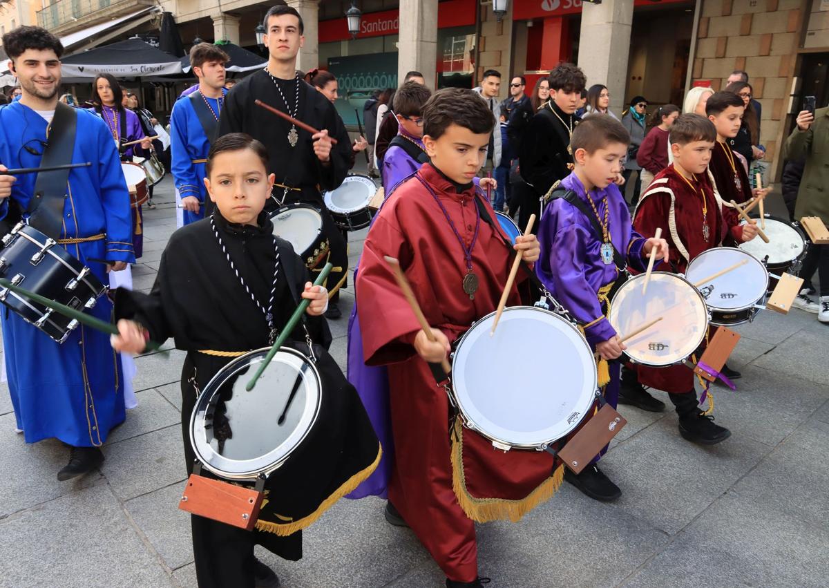 Imagen secundaria 1 - Heraldos a caballo y su acompañamiento durante el anuncio del pregón de la Semana Santa por las calles de la ciudad de Segovia.