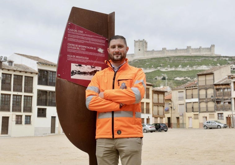 Javier Chicote Platero posa en la plaza del Coso de Peñafiel.