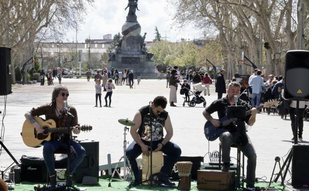 El grupo Rowewood animó con su repertorio rockero.