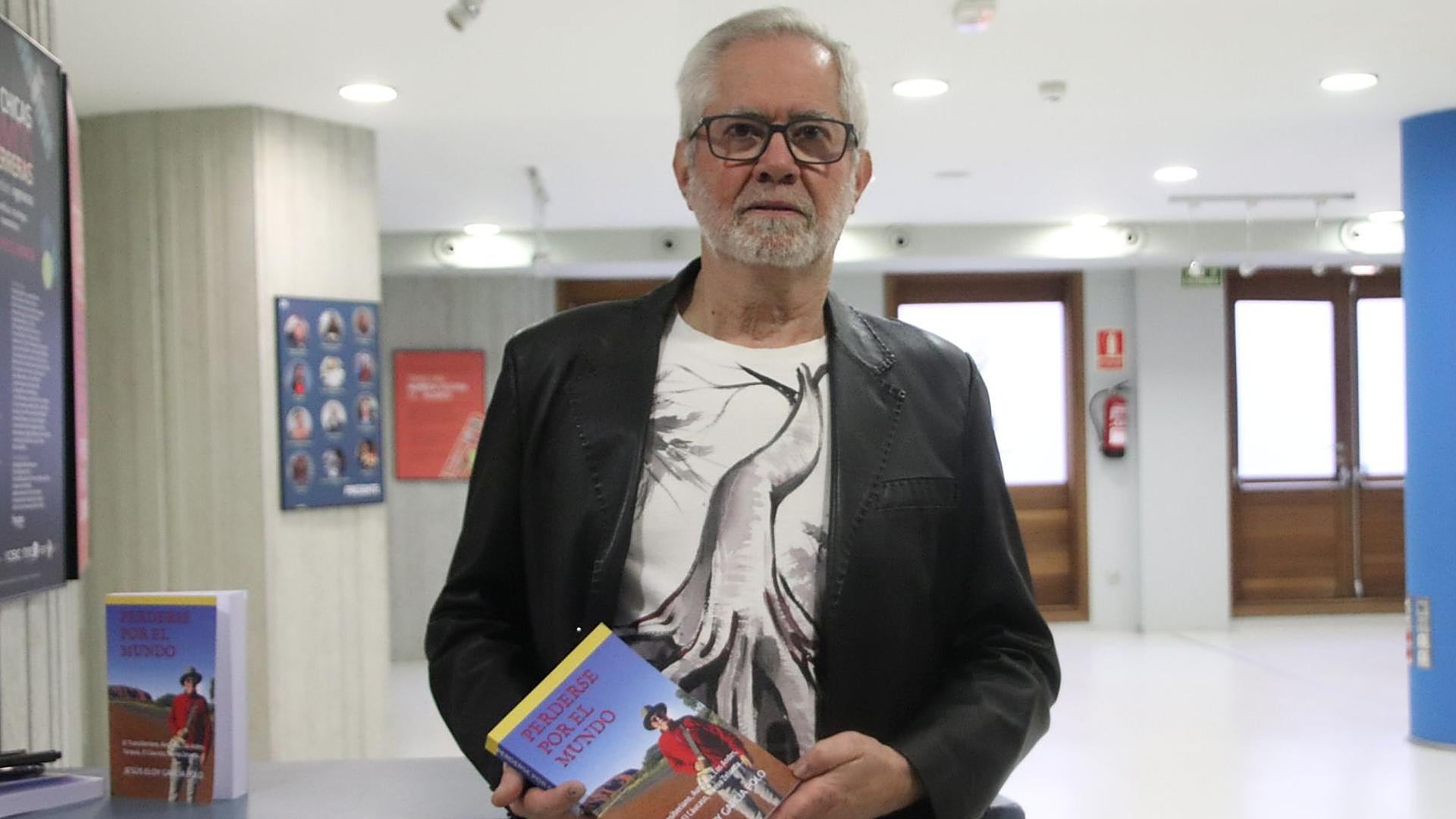 El viajero cuellarano Jesús Eloy García, con su libro.