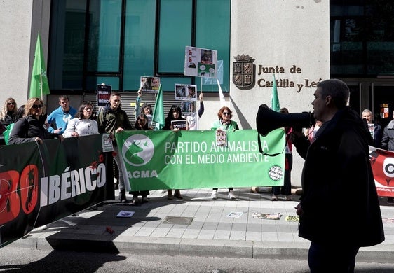 Javier Luna, presidente de Pacma, durante la manifestación frente a la delegación territorial de Medio Ambiente contra la desprotección del lobo.