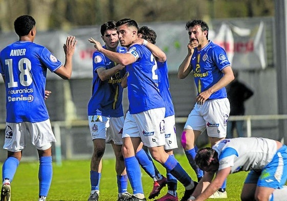Los jugadores del Palencia Cristo celebran uno de sus goles.
