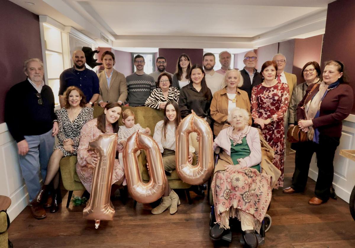 Amelia Cartagena celebra su cumpleaños con sus seres queridos.