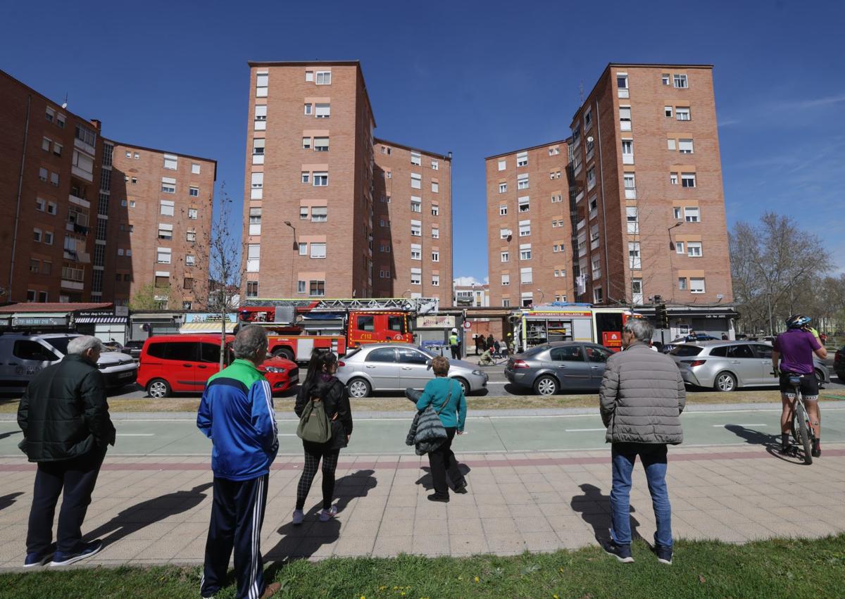Imagen secundaria 1 - Bomberos que acudieron al aviso del incendio y vecinos que siguen la intervención.