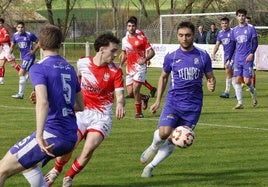 Conde intenta llevarse un balón ante un rival del Briviesca.