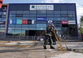 Los bomberos trabajan en el lugar del incendio.