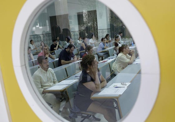 Aspirantes a lograr un empleo público durante un examen de una oposición.