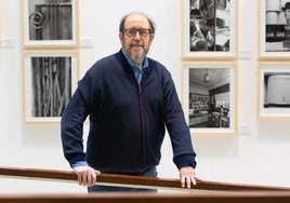 Manuel Poves, con fotografías de su exposición en el Museo Etnográfico de Castilla y León en Zamora.