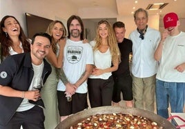 Alejandro Sanz, junto a Candela y un grupo de amigos.