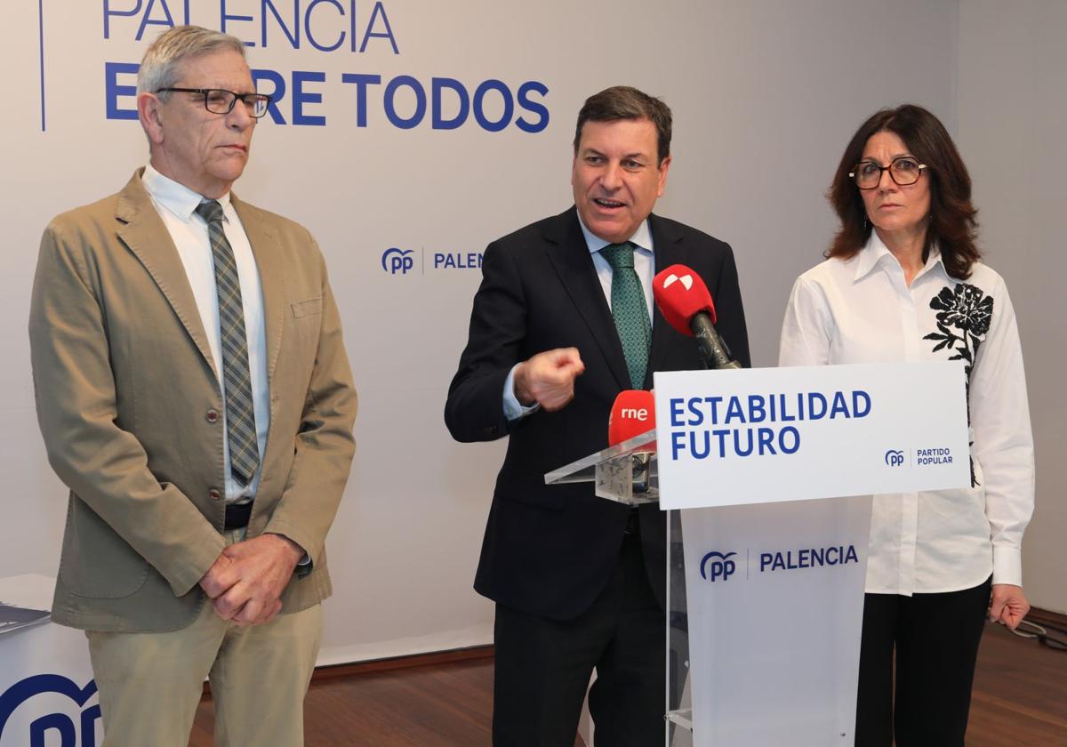 Los procuradores del Partido Popular en las Cortes de Castilla y León por Palencia, Carlos Fernández Carriedo(C), Mercedes Cófreces y Juan Jesús Blanco, hacen balance del debate del estado de la comunidad en la provincia palentina.
