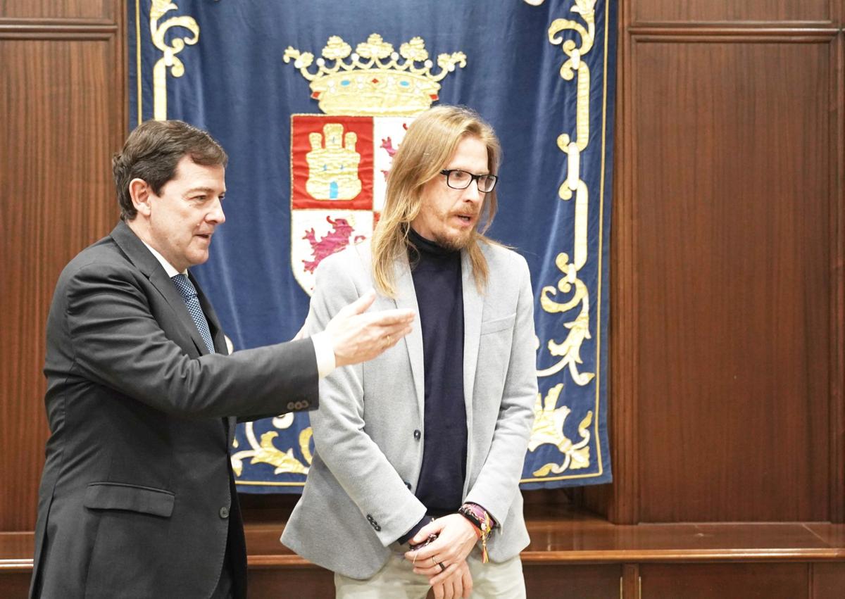 Imagen secundaria 1 - Mañueco, con los representantes de Soria ¡Ya! (José Antonio Palomar), Unidas Podemos (Pablo Fernández) y Por Ávila (Pedro Pascual). 