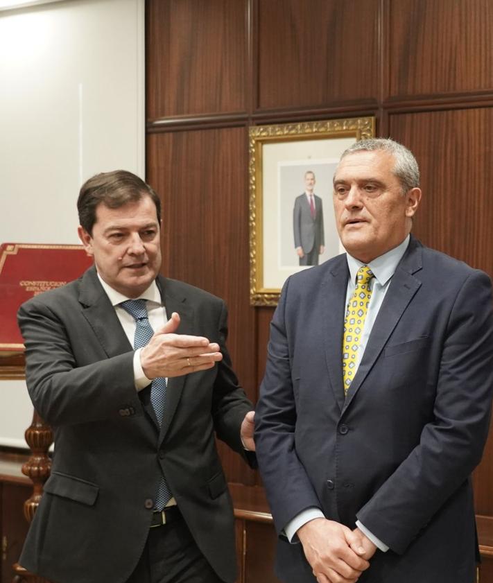 Imagen secundaria 2 - Mañueco, con los representantes de Soria ¡Ya! (José Antonio Palomar), Unidas Podemos (Pablo Fernández) y Por Ávila (Pedro Pascual). 