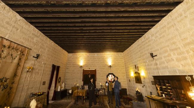 Imagen después - La restauración de la estancia ha tenido como base principal el trampantojo de un artesonado mudéjar sobre las vigas de hormigón.