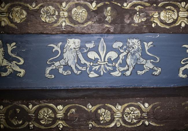 Dos leones con la flor de lis es el motivo principal. Pero aquí, ha puesto pantalones de fútbol a los animales.