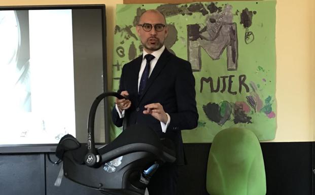 José Lagunar, de AutoFM, con un sistema de retención infantil.