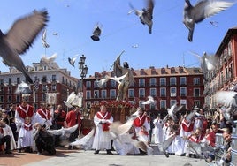 Procesión de El Encuentro en la Plaza Mayor de Valladolid.