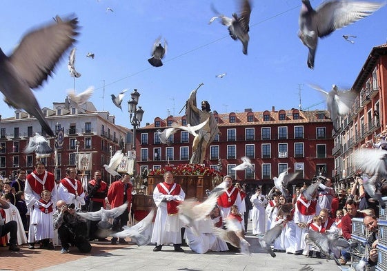 Procesión de El Encuentro en la Plaza Mayor de Valladolid.