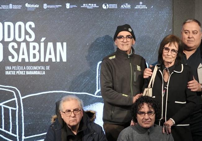 Ángel Campos, abajo en el centro, durante la presentación de 'Todos lo sabían'.