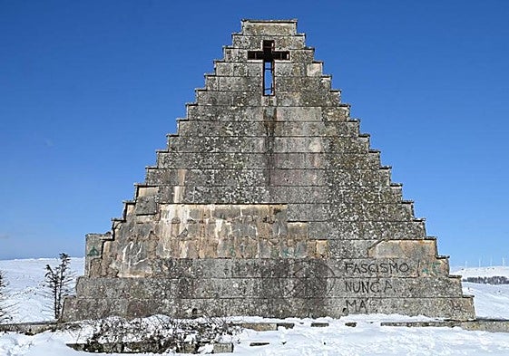 Pirámide de los Italianos, situada en el burgalés Valle de Valdebezana.