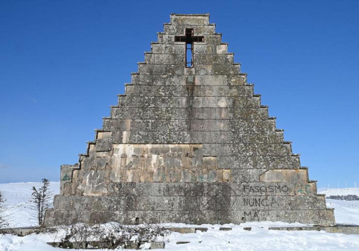 Pirámide de los Italianos, situada en el burgalés Valle de Valdebezana.