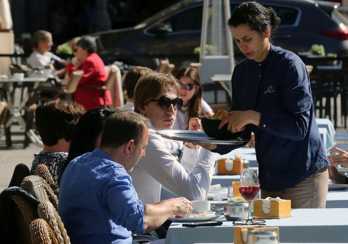 Comensales en una terraza de la Plaza Mayor de Segovia, este martes, aprovechando el buen tiempo.