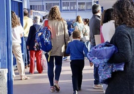 Una madre acompaña a su hijo a la entrada de su centro escolar en Valladolid.