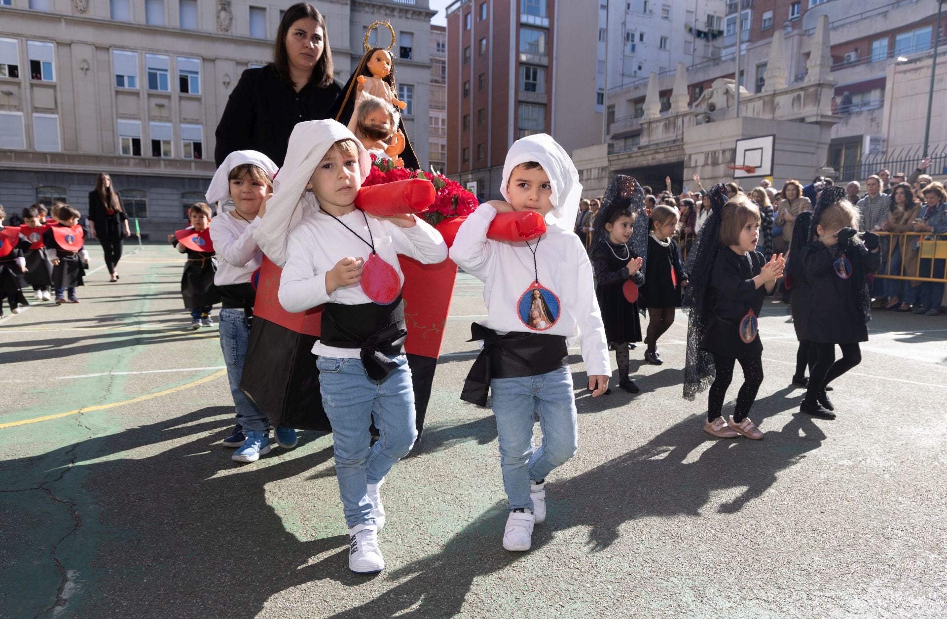 Procesión infantil en el Colegio de Lourdes de Valladolid