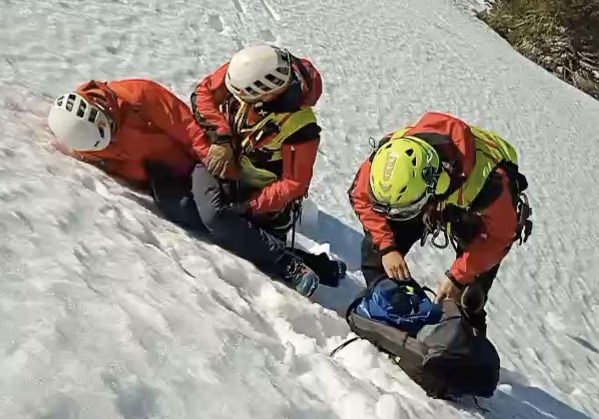 Rescatado en helicóptero tras caerse mientras esquiaba en el pico Peñalara
