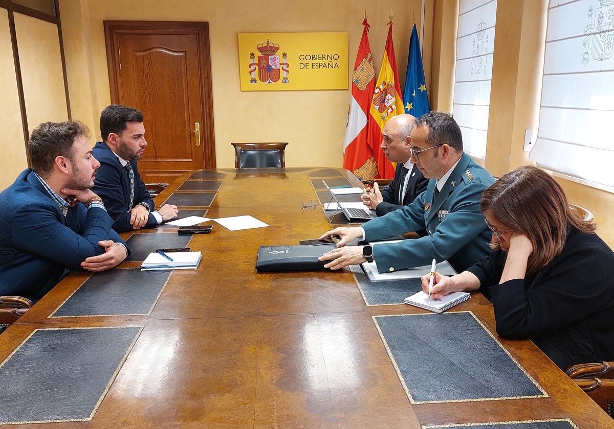 Roberto Migallón, alcalde de Zaratán, se reúne con Jacinto Canales, subdelegado el Gobierno en Valladolid, y Andrés Manuel Velarde, corone jefe de la Comandancia de la Guardia Civil.